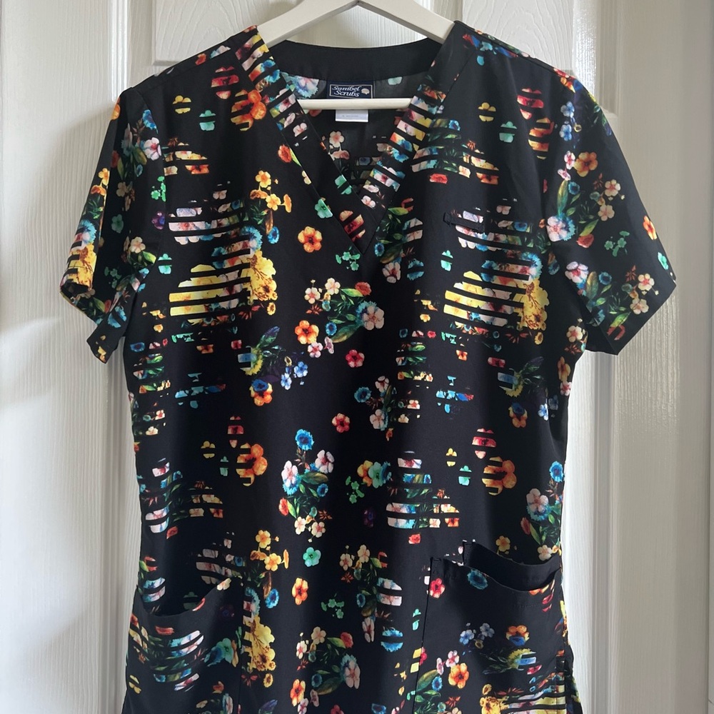 Floral Black Women's Short Sleeve Scrub Top